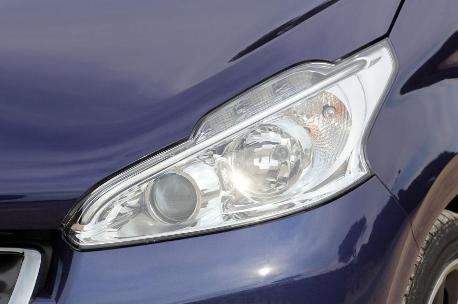  Peugeot 208 5-Door 2012 года  (фото 2 из 73)